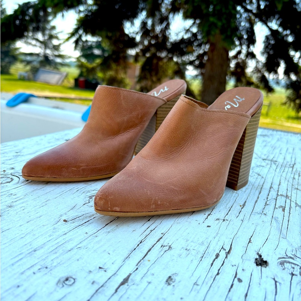 Women’s Tan Leather Mules Classic Block Heel